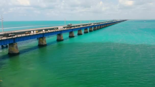 Old bridge running over ocean surface, next to operating one in Florida Keys, USA. Aerial drone view of Old Bahia bridge along ocean with horizontal oceanscape, copy space. Concept of architecture — Stock Video