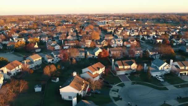 Luchtvlieg Oprichting schot van Amerika 's buitenwijk, straat. Luchtdrone zicht op de Amerikaanse voorstedelijke buurt — Stockvideo