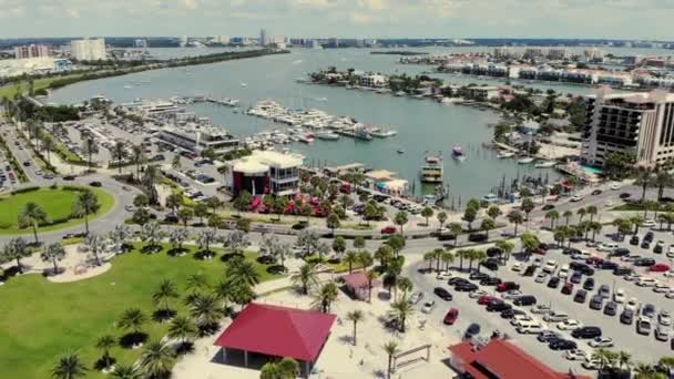 Aerial fly Pinellas County, Florida, United States The city and infrastructure of the island. Cars and houses along the waterfront on a sunny day and tourist season. — Stock Video