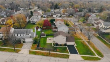 Sonbaharda Illinois 'de küçük bir köye uçmak. Güzel bir sonbahar, evlerin yakınında düşen yapraklar. Amerika 'da güzel arazi evleri ve sokaklar.