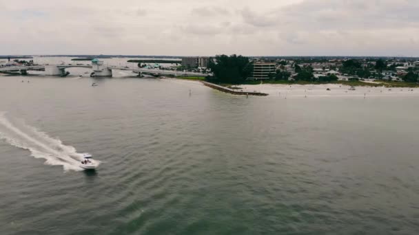 Vista superior de uma lancha que sai da cidade de São Petersburgo, Flórida, perto da costa, em um dia nublado. Transporte de um barco a motor no mar. — Vídeo de Stock
