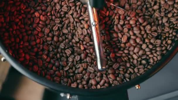 Los granos de café tostados se enfrían girando. Mezcla de granos de café asados. — Vídeo de stock