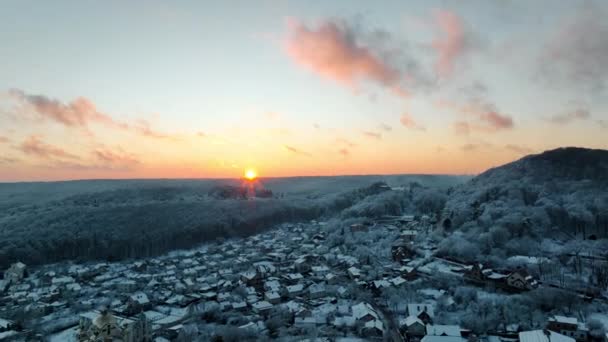 Χειμερινό τοπίο. Πτήση πάνω από το χωριό το ηλιοβασίλεμα. Πετώντας μέσα από τα σύννεφα φωτίζοντας τον ήλιο. — Αρχείο Βίντεο