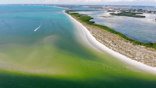 Latać samolotem Fort De Soto Park. Południowa Floryda. Duży biały pasmo znany z szerokiego basenu pływowego, dolary piasku. — Wideo stockowe