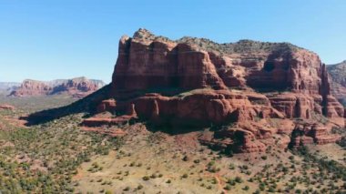Sedona Arizona, Red Rock 'ın muhteşem manzarası. Fotokopi uzayı olan, benzersiz resim manzaralı, kırmızı kayaların inanılmaz doğal alanının insansız hava aracı görüntüsü. Manzara kavramı