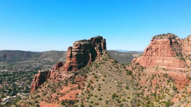 Krásná scenérie Red Rock scénický byway, Sedona Arizona. Letecký pohled z dronu unikátní přírodní oblasti červených skal s malebnou krajinou a bezmračnou oblohou v létě. Koncept krajiny — Stock video