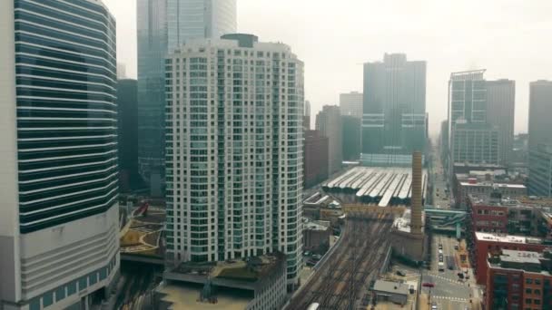 奥格尔维空中运输中心芝加哥中央车站伊利诺斯州美国。通往车站和高楼的铁路线是位于芝加哥市中心的摩天大楼. — 图库视频影像