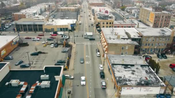 Chicago Illinoise 05.04.2022 Chicago Street. En bil rör sig i skärningspunkterna mellan gatorna i den ukrainska bosättningen i Chicago. — Stockvideo