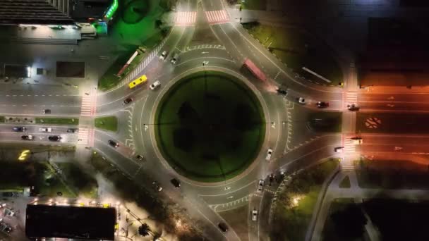 空中上からの眺め丸みを帯びた車の夜のタイムラプス。夜の街の交通。交通技術都市生活旅行の概念. — ストック動画