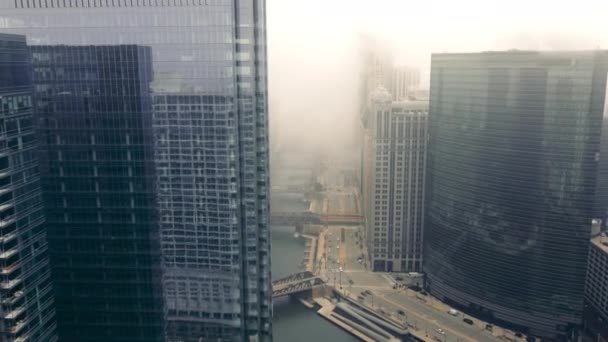 Volare sopra il centro di Chicago in una giornata nebbiosa. Ponte di strada. Traffico su Illinois Roads - Wacker Dr nel centro di Chicago — Video Stock