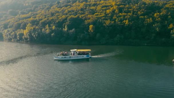 Üzerinde mavi ve sarı bayrak olan feribot manzaralı geniş, dalgalı bir nehirde yüzüyor. Dinyester nehrinde Ukrayna 'ya turist gezisi — Stok video