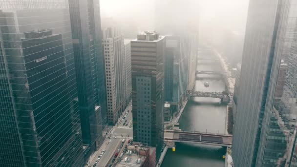 Chicago River et le centre-ville par une journée nuageuse et brumeuse. Chicago comme centre d'affaires des États-Unis. — Video