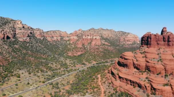 Impresionante vista panorámica de Red Rock, Sedona Arizona. Vista aérea de drones del paisaje natural único de rocas rojas con carreteras estrechas a lo largo de la zona en verano, espacio de copia. Concepto de paisaje — Vídeo de stock