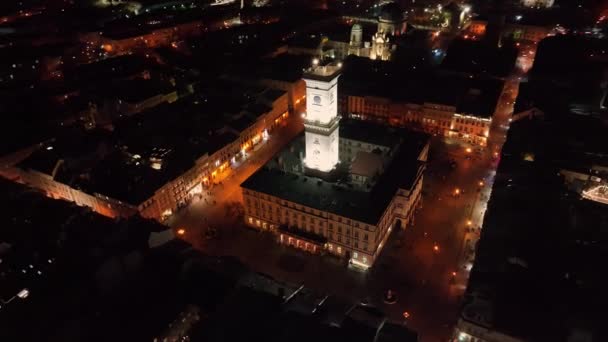 Volo aereo sopra tLviv centro città in Ucraina. Municipio illuminato di notte. — Video Stock