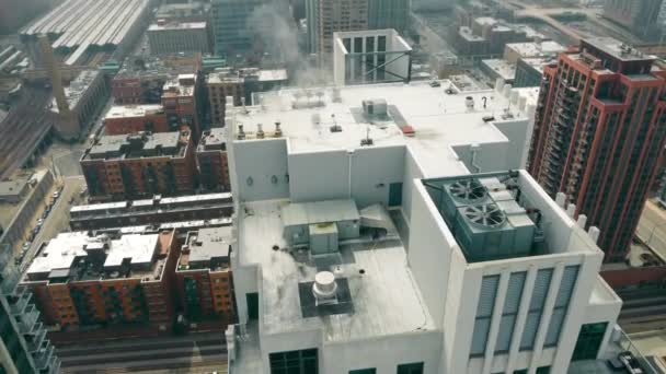 Крыши центра Чикаго оснащены вентиляционными системами и коммуникациями. Вид сверху на крышу домов. — стоковое видео