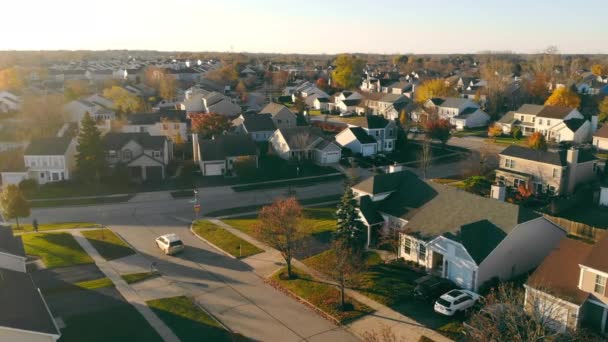 Casas residenciais no bairro subúrbio da cidade, com estradas e árvores no dia ensolarado. Vista aérea de drone de pequenas casas aconchegantes no outono, periferia de Chicago, Illinois, EUA. Conceito de vida fora da saia — Vídeo de Stock