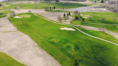 Golf sahasının hava görüntüleri. Baharda yeşil çimenler ve golf sezonunun başlangıcı.