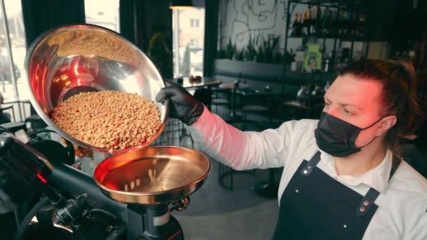 Haciendo granos de café. Granos de café crudo Barista en una preparación para tostado de café. — Vídeos de Stock