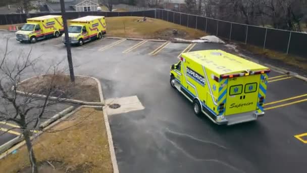Chicago Illinois 26.04.2022 Ambulans i beredskap. En ambulans med närljus på är på väg till undsättning. Illinois Ambulans i Chicago — Stockvideo