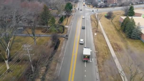 从上面看伊利诺伊州南部的高速公路上，有车在上面行驶。在美国,通常的道路上有各种车辆来往.1.农村的空中景观. — 图库视频影像