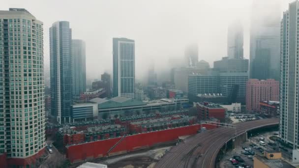 Luchtfoto Chicago op een mistige dag. Bewolkte ochtend in het centrum van Chicago Illinois. Hoge wolkenkrabbers en zakelijke centra van het centrale deel van de stad zijn bedekt met mist. — Stockvideo