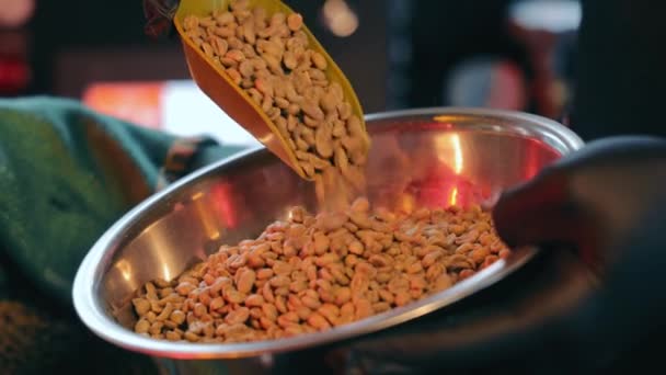커피 콩을 만든다. 바리스타 생 커피 원두를 볶고 있는 모습. — 비디오