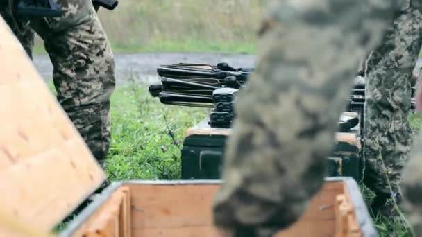 Armáda sbírá a skladuje zbraně. Ruská válka proti Ukrajině. — Stock video