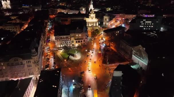 LVIV, UKRAINE, 03.05.2022 Bir Avrupa şehrinin gece caddelerinde trafik. Danylo Halytsky 'nin kare ve anıtı. Gece şehri ve şehir trafiği. — Stok video