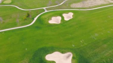 Golf sahasının üzerinde uçuyor. Golf sahası gibi yeşil çimenlik.