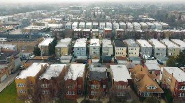 Chicago, Illinois USA 05 2022 Binaları ve Chicago şehri yakınlarındaki sokaklar. Bulutlu bir günde Sonbahar şehri sokakları.