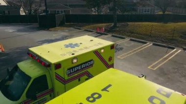 Chicago Illinois 05.05.2022 Havadan görünüşlü üç ambulans çağrılmayı bekliyor. Klinik otoparkı ve fenerli ambulanslar. Illinois Ambulansı.
