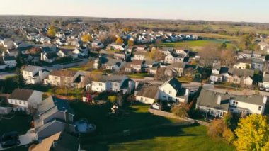 Sonbaharda Illinois 'de küçük bir köye uçmak. Güzel bir sonbahar, evlerin yakınında düşen yapraklar. Amerika 'da güzel arazi evleri ve sokaklar.