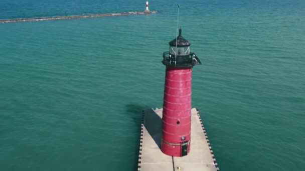 Großer roter Leuchtturm am Ufer des Michigansees. Aktiver Leuchtturm-Druck-Leuchtturm in der Stadt Kenosha, Wisconsin — Stockvideo