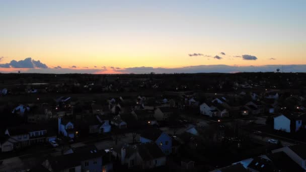 Sunset over a small settlement in southern Arizona. Clouds illuminated by the suns rays. Flight over the evening city. — Wideo stockowe