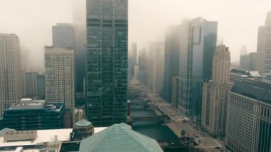 Sisli bir günde Chicago hava manzarası. Chicago Illinois şehir merkezinde bulutlu bir sabah. Şehrin merkezindeki gökdelenler ve iş merkezleri sisle kaplıdır..