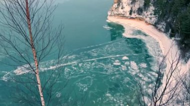 Michigan Gölü 'nün donmuş manzarası. Kışın kıyı şeridi. Donmuş buz üzerindeki güzel desenler. Gölün manzarası..