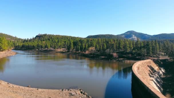 Voo aéreo sobre o reservatório e uma grande barragem que contém água. Lago Santa Fé perto de Williams — Vídeo de Stock