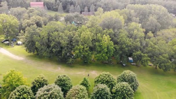 Flygfoto Flyg över en rekreationspark i USA. Camping och bilar med tält i parken. En plats för turister. — Stockvideo