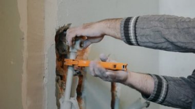 Bir tesisatçıya yaklaşıp su için boru kesmiş. Dairenin tadilatı.