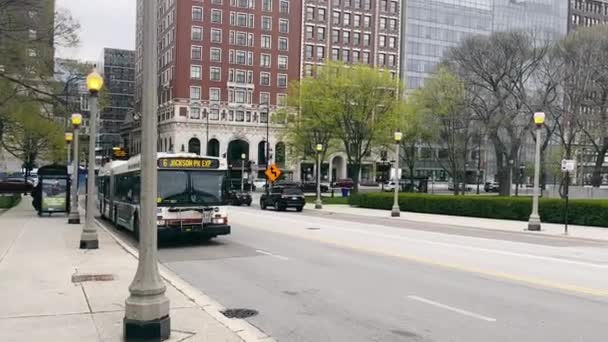 Chicago, Illinois, EUA - 25.05.2022 Ônibus partindo da parada. Tráfego de ônibus da cidade no centro de Chicago — Vídeo de Stock