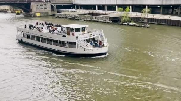 Chicago, Illinois, EUA 25.05.2022 Um barco turístico com turistas corre ao longo do rio Chicago, no centro de Chicago. — Vídeo de Stock
