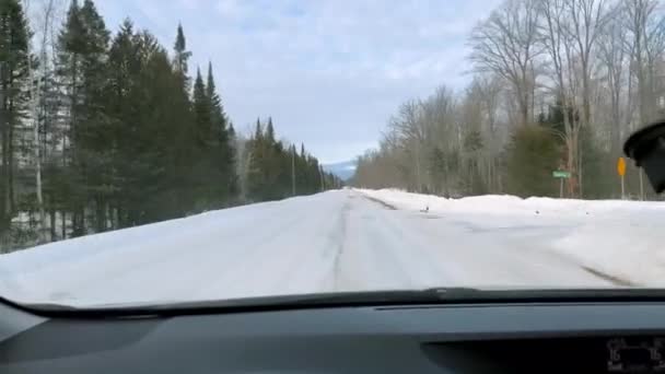Θέα Από Παράθυρο Του Αυτοκινήτου Έναν Χιονισμένο Επαρχιακό Δρόμο Κυκλοφορία — Αρχείο Βίντεο