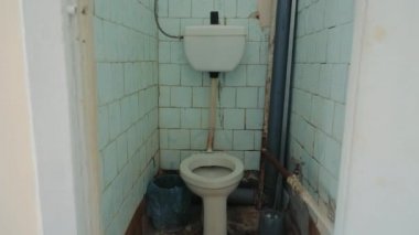 Terk edilmiş eski bir tuvalet ve büyük onarımlara ihtiyacı olan bir tuvalet. Rusya Federasyonu 'nda tuvalet kullanılır..