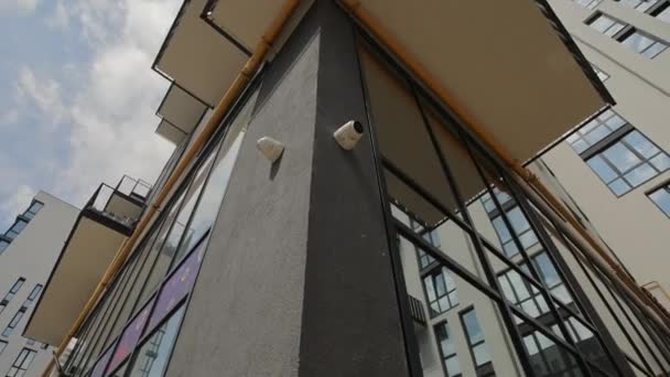 房子正面的监控摄像头 对现代新建筑院子的观察 — 图库视频影像