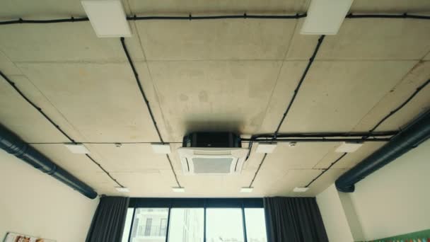 Luftkonditionering Ligger Taket Kontorsytan Rummets Klimatkontrollsystem Moderna Innertak Rum Och — Stockvideo