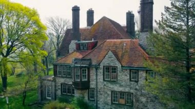 Evanston. ABD 1 Mayıs 2022: Beyaz tuğla ve kırmızı çatı fayanslarından yapılmış eski bir evin dışı. Michigan Gölü kıyısında Illinois 'de bir ev.