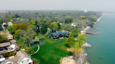 Chicago yakınlarındaki Michigan Gölü kıyısı. Amerika Birleşik Devletleri 'nde Michigan Gölü kıyısında uçuş.