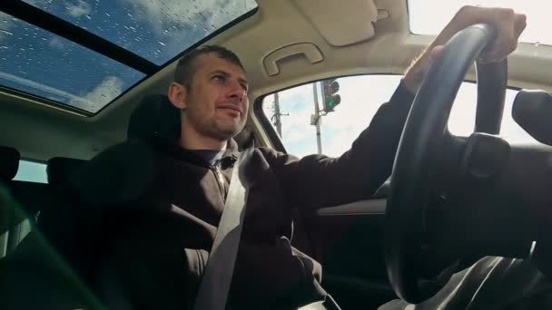 Homem Volante Carro Motorista Conduz Carro Viajar Carro Dia Ensolarado — Vídeo de Stock