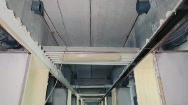 Büyük onarımlara ihtiyacı olan harap bir odanın tavanı. Terk edilmiş bir acil servisin tavanının görüntüsü