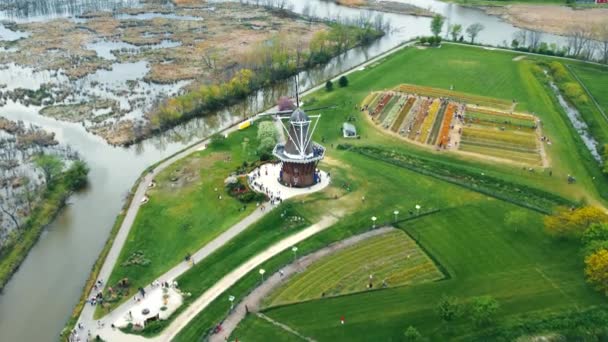 Vuelo Aéreo Sobre Molino Viento Ciudad Holanda Michigan Holanda Michigan — Vídeos de Stock